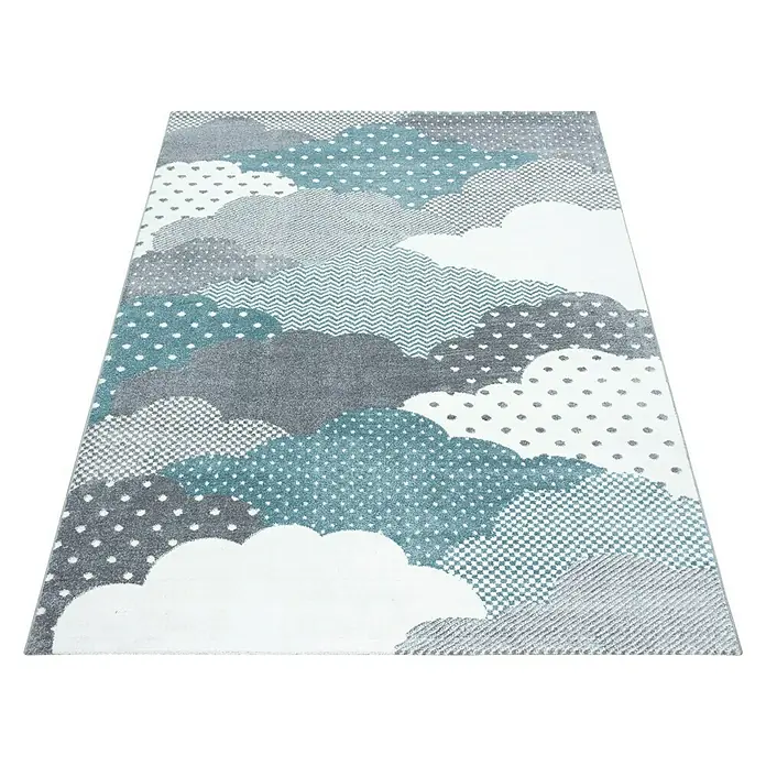 Kinderteppich Bambi 0820 - Blau, 150 x 80 cm, 100 % Polypropylen - Ein rechteckiger Teppich mit einem Wolkenmuster in verschiedenen Farben und Texturen vor einem schwarzen Hintergrund.