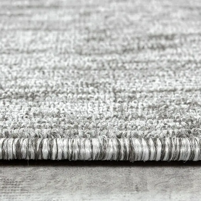 Flachgewebeteppich Nizza 1800 - Light Grey, 150 x 80 cm, 100% Polypropylen - Nahaufnahme eines grauen Teppichs, der eine weiche Textur und ein dezentes Muster aufweist, ideal für ein gemütliches Ambiente.