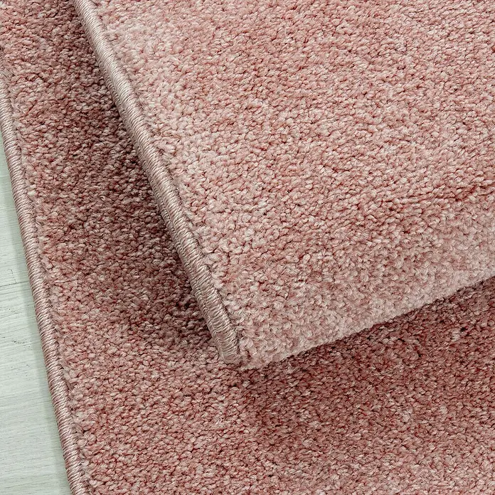 Kurzflorteppich Ata 7000Rose, 150 x 80 cm, 100% Polypropylen - Nahaufnahme eines rosafarbenen Teppichs mit detaillierter Textur und sauberer Kante. Ideal für Wohnräume.