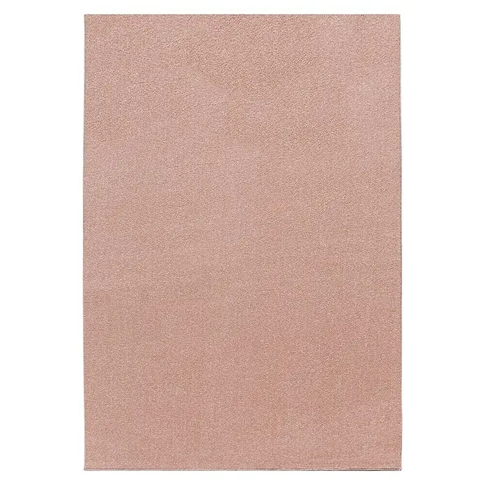 Kurzflorteppich Ata 7000Rose, 150 x 80 cm, 100% Polypropylen - Nahaufnahme eines quadratischen, roséfarbenen Wildlederkissenbezugs, der eine weiche und luxuriöse Textur zeigt.\n