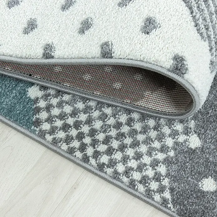 Kinderteppich Bambi 0820Blau, Durchmesser: 120 cm, 100 % Polypropylen - Nahaufnahme eines modernen Teppichs mit geometrischen Mustern in Grau- und Weißtönen, der eine stilvolle Bodendekoration zeigt.