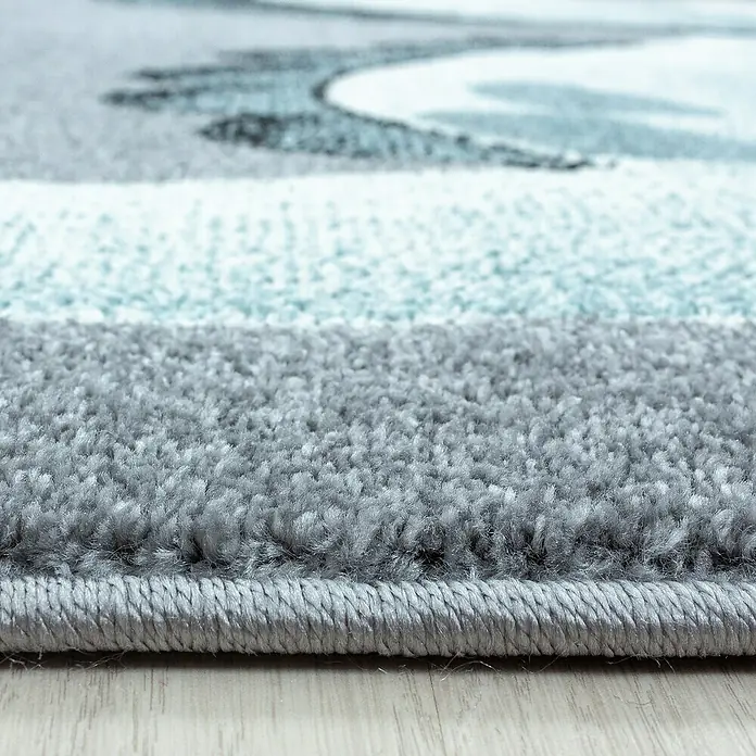 Kinderteppich Bambi 0840 - Blau, 290 x 200 cm, 100 % Polypropylen - Nahaufnahme eines modernen Teppichs mit abstraktem Muster in Grau- und Blautönen, der eine weiche Textur und hochwertige Verarbeitung zeigt.