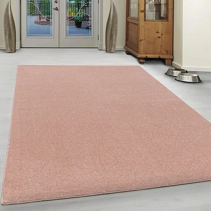 Kurzflorteppich Ata 7000Rose, 150 x 80 cm, 100% Polypropylen - Rosa Teppich im Raum, der eine warme und einladende Atmosphäre schafft. Das Design ergänzt die Einrichtung perfekt.