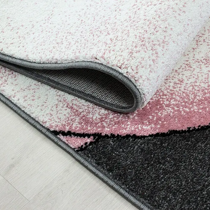 Kinderteppich Kids 0560 - Pink, 200 x 140 cm, 100 % Polypropylen - Detailaufnahme eines modernen Teppichs mit abstraktem Muster in Weiß, Rosa und Grau, der eine stilvolle und komfortable Atmosphäre schafft.