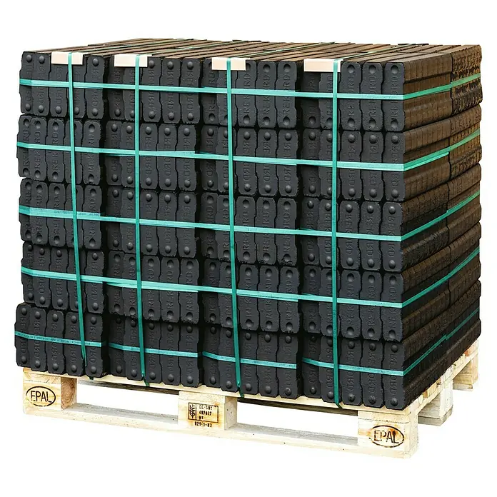 Rekord Braunkohlebriketts - 25 kg - Palette mit Briketts der Marke Rekord, umreift mit grünen Bändern. Die Briketts sind sauber gestapelt und verkaufsfertig.