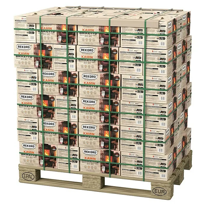Rekord Braunkohlebriketts - 10 kg - Palette REKORD Kaminbriketts, gestapelt und mit grünen Bändern gesichert, ideal zum Heizen.