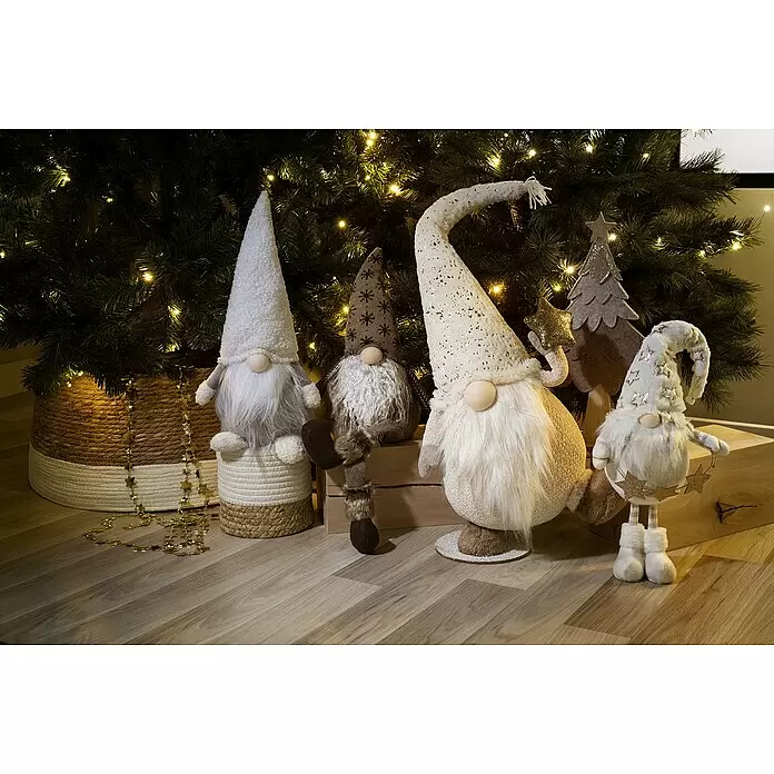 Figura decorativa Gnomo Kasper - L x An x Al: 7 x 23 x 68 cm, Plástico - Surtido de gnomos festivos en blanco, crema y marrón, con gorros y barbas suaves, junto a un árbol de Navidad iluminado.