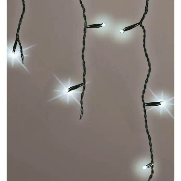 Guirnalda luminosa LED Cortina - Para interior, Color de luz: Blanco frío, Número de bombillas: 175 ud., Funcionamiento en red, 7,5 m - Primer plano de una cadena de luces LED blanco frío, perfectas para decoraciones festivas y crear un ambiente acogedor.