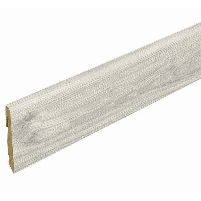 Profiles and more Sockelleiste Tarronga FU147H - 2.400 x 18,5 x 38,5 mm, MDF - Eine weiße Fußleiste mit Holzstruktur. Sie bietet Schutz und verleiht dem Raum einen stilvollen Abschluss.