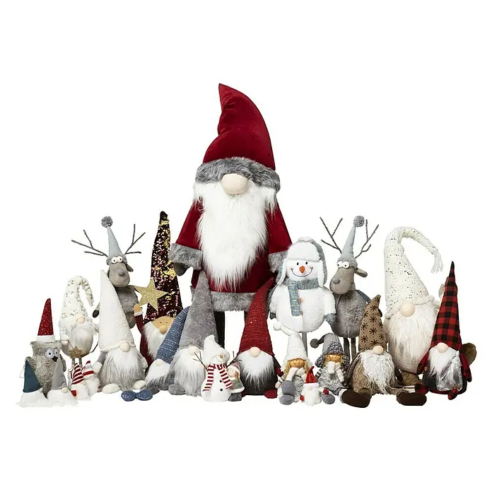 Figura decorativa Daven - Textil - Una colección de adornos festivos con un surtido de gnomos navideños, renos y muñecos de nieve.