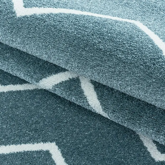 Hochflorteppich Rio 4602 - Blau, 250 x 80 cm, 100% Polypropylen - Detailaufnahme eines blauen Teppichs mit weißem geometrischen Muster, der weich und einladend wirkt.