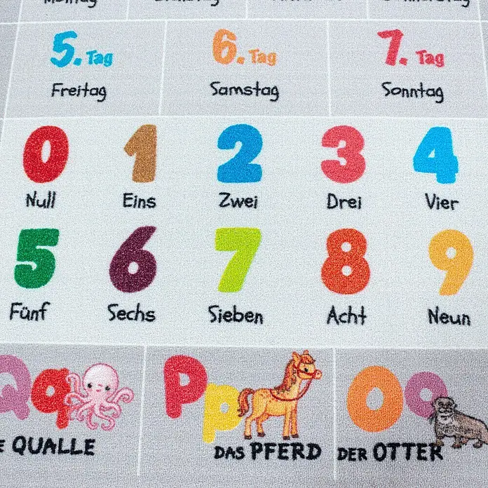 Kinderteppich Play 2904 - Grau, 150 x 100 cm, 100% Polyamide - Detailaufnahme einer Lernmatte mit Zahlen, Wochentagen und Tieren, ideal für Kinder zum spielerischen Lernen.