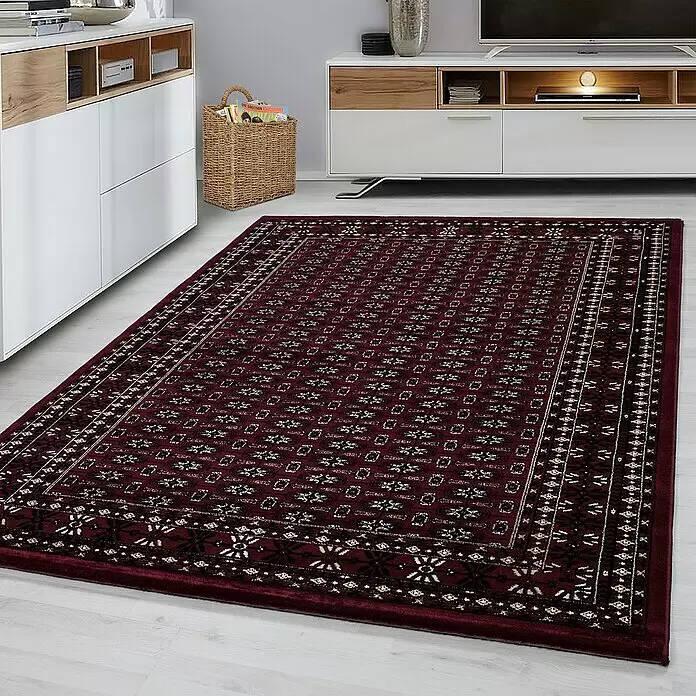 Kurzflorteppich Orient-Optik Marrakesh 0351 - Rot, 150 x 80 cm, 100% Polypropylen - Rechteckiger dunkelroter Teppich mit traditionellen Mustern, auf hellem Holzboden ausgelegt.