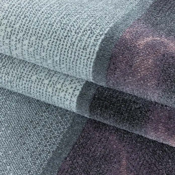Kurzflorteppich Ottawa 4201 - Lila, 200 x 140 cm, 100% Polypropylen - Nahaufnahme eines modernen Teppichs mit einem abstrakten Design in Grau- und Lilatönen, der eine weiche Textur zeigt.