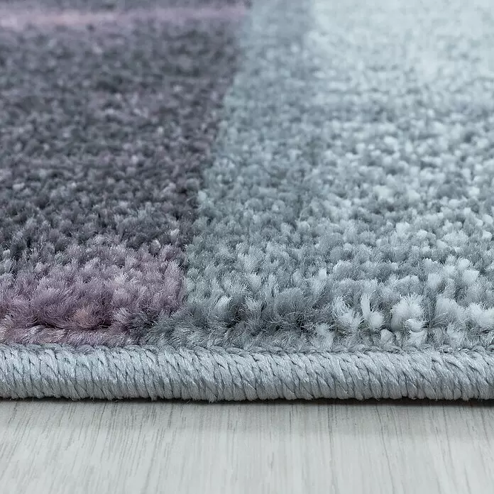 Kurzflorteppich Ottawa 4201 - Lila, 200 x 140 cm, 100% Polypropylen - Detailaufnahme eines flauschigen Shaggy-Teppichs in Lila und Grau, Textur und Kante.