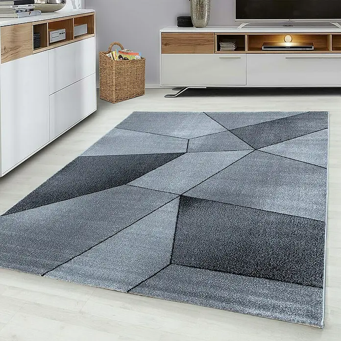 Kurzflorteppich Beta 1120Grau, 230 x 160 cm, 100 % Polypropylen - Ein moderner grauer Teppich mit geometrischem Muster liegt auf einem hellen Holzboden und verleiht dem Raum einen Hauch von Stil.