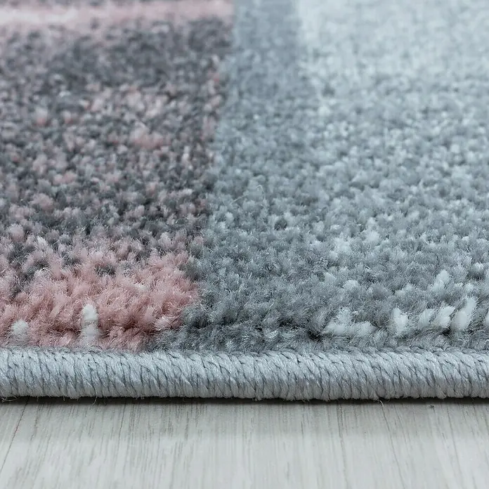 Kurzflorteppich Ottawa 4201 - Rose, 200 x 140 cm, 100% Polypropylen - Detailansicht eines Teppichs mit grauem und rosa Farbmuster und sauberer Kante, der einen modernen und komfortablen Look verleiht.