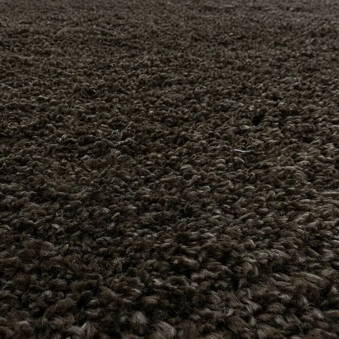 Hochflorteppich Fluffy 3500 - Braun, 200 x 140 cm, 100 % Polypropylen - Detailaufnahme eines dunkelbraunen, flauschigen Teppichs, der Wärme und Komfort ausstrahlt.