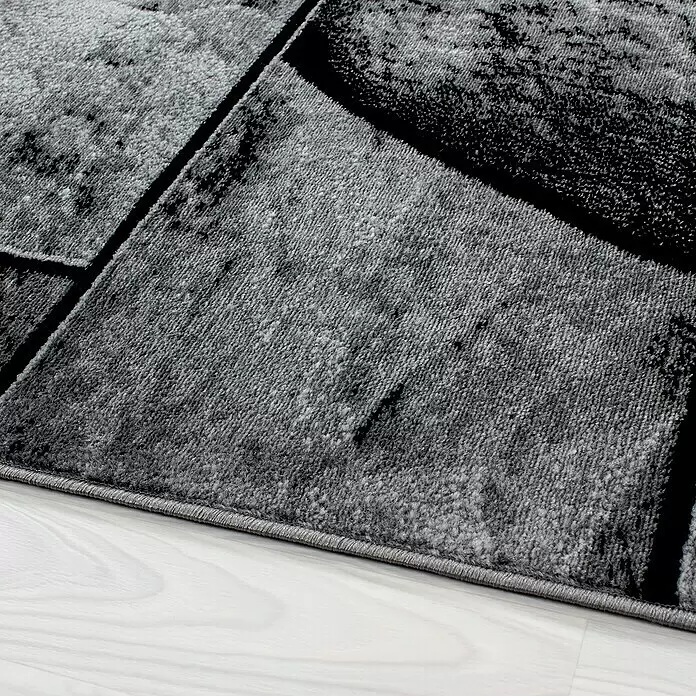 Kurzflorteppich Parma 9250 - Schwarz, 300 x 80 cm, 100% Polypropylen - Grauer und schwarzer Teppich mit geometrischem Muster auf hellem Holzboden.