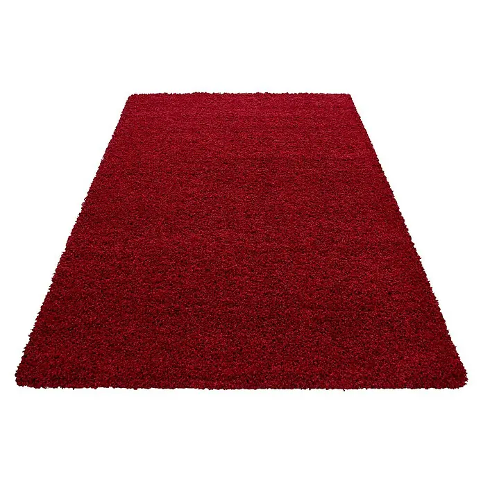 Hochflorteppich Life 1500 - Rot, 340 x 240 cm, 100% Polypropylen - Roter Teppich mit weicher Textur auf schwarzem Hintergrund. Ideal für Wohnzimmer oder Schlafzimmer.
