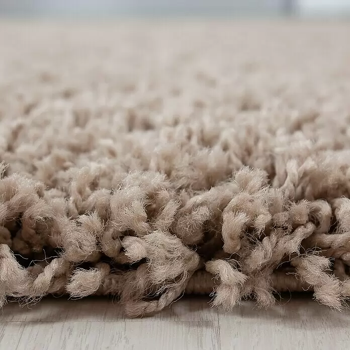 Hochflorteppich Life 1500 - Beige, 340 x 240 cm, 100% Polypropylen - Nahaufnahme eines weichen, hochflorigen beigen Langflorteppichs auf Holzfußboden.
