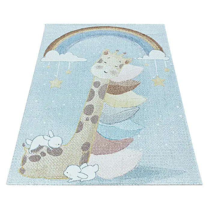 Kinderteppich Lucky 3612Blau, 200 x 140 cm, 100 % Polypropylen - Ein rechteckiger Teppich mit einer Giraffe, Hasen, einem Regenbogen und Wolken mit Sternen, der eine süße und verspielte Atmosphäre schafft.