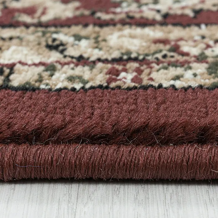 Kurzflorteppich Kashmir 2604Cream, 150 x 80 cm, 100% Polypropylen - Nahaufnahme eines gemusterten Teppichs mit rotem Rand. Das Muster besteht aus Beige-, Rot- und Grüntönen.