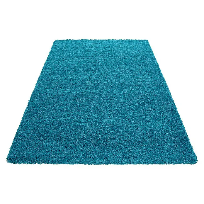 Hochflorteppich Life 1500Türkis, 150 x 80 cm, 100 % Polypropylen - Ein türkisfarbener, rechteckiger, hochfloriger Teppich ist vor einem schwarzen Hintergrund ausgelegt.