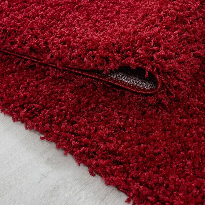 Hochflorteppich Life 1500 - Rot, 340 x 240 cm, 100% Polypropylen - Detailaufnahme eines roten Teppichs mit hoher Florhöhe, der eine weiche und luxuriöse Textur zeigt.