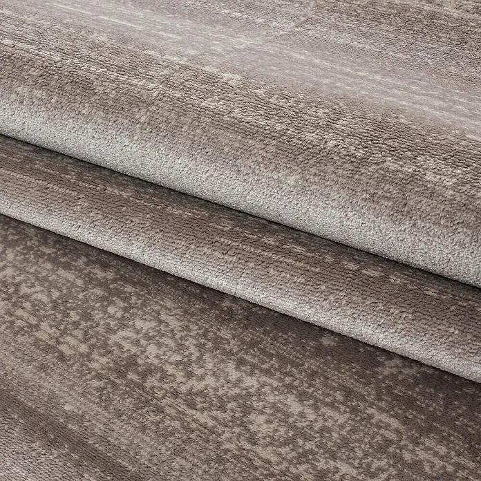 Kurzflorteppich Plus 8000Beige, 150 x 80 cm, 100% Polypropylen - Nahaufnahme eines luxuriösen, texturierten Teppichs in neutralen Farbtönen, der sich ideal für eine stilvolle Raumgestaltung eignet.