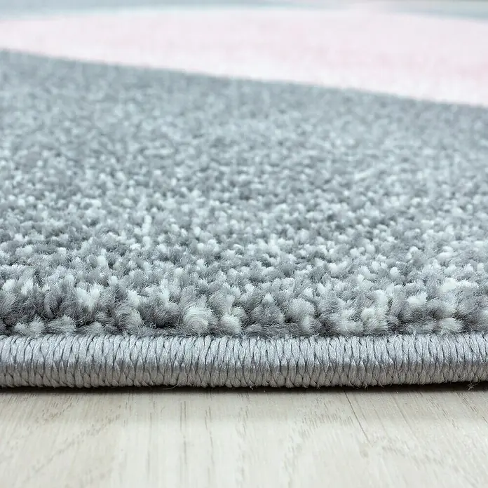 Kurzflorteppich Beta 1130Pink, 230 x 160 cm, 100 % Polypropylen - Detailaufnahme eines modernen Teppichs mit grauem Flor und rosa Akzenten, der eine weiche und stilvolle Textur zeigt.