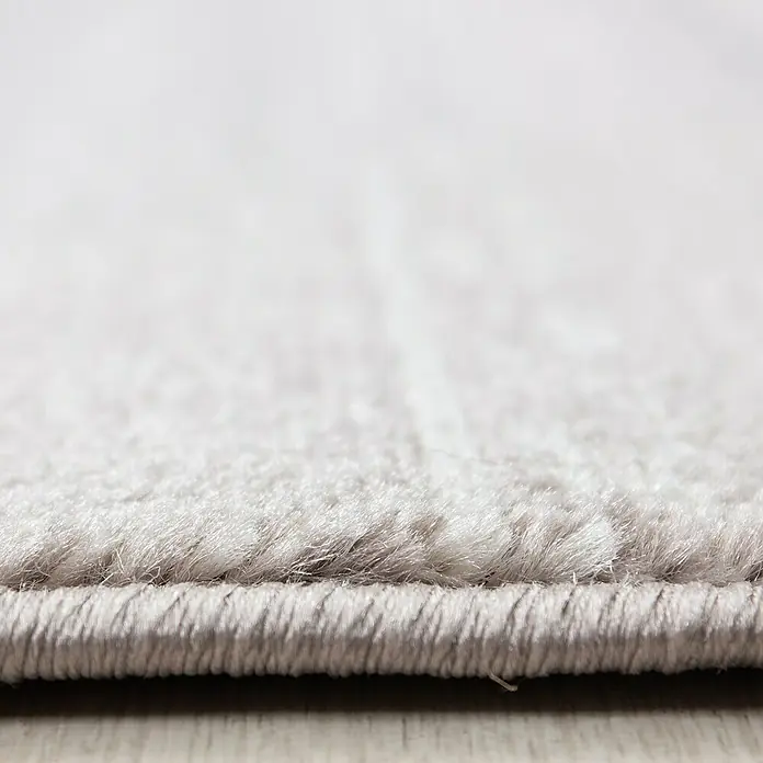 Kurzflorteppich Plus 8000 - Beige, 300 x 80 cm, 100% Polypropylen - Nahaufnahme eines weichen, hellgrauen Teppichs mit schlichter Bordüre, der Komfort und Stil für jeden Raum bietet.