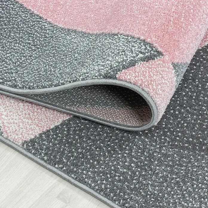 Kurzflorteppich Beta 1130Pink, 230 x 160 cm, 100 % Polypropylen - Nahaufnahme eines modernen Teppichs in Grau- und Rosatönen mit einem stilvollen Design und weicher Textur.