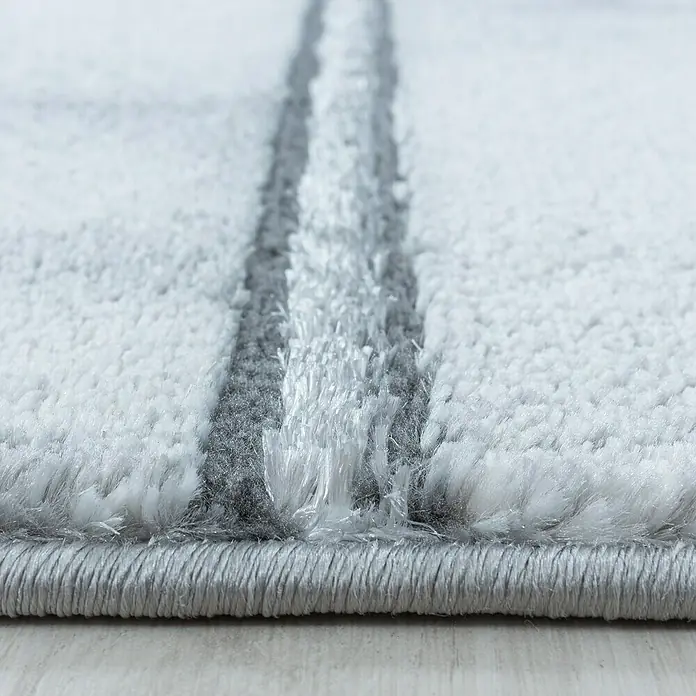 Kurzflorteppich Naxos 3816 - Silber, 200 x 140 cm, 80% Polypropylen, 20% Polyester - Detailaufnahme eines modernen Teppichs mit grau-weißen Streifen und weicher Textur. Ideal für Wohnzimmer oder Schlafzimmer.