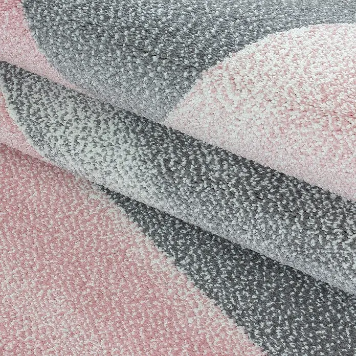Kurzflorteppich Beta 1130Pink, 230 x 160 cm, 100 % Polypropylen - Nahaufnahme eines flauschigen Teppichs mit rosa und grauen Streifen.