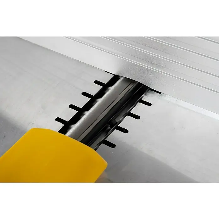 Holzmann Hobelmaschine HOB260ABS - 2.100 W - Nahaufnahme eines Hobels auf einer Werkbank.