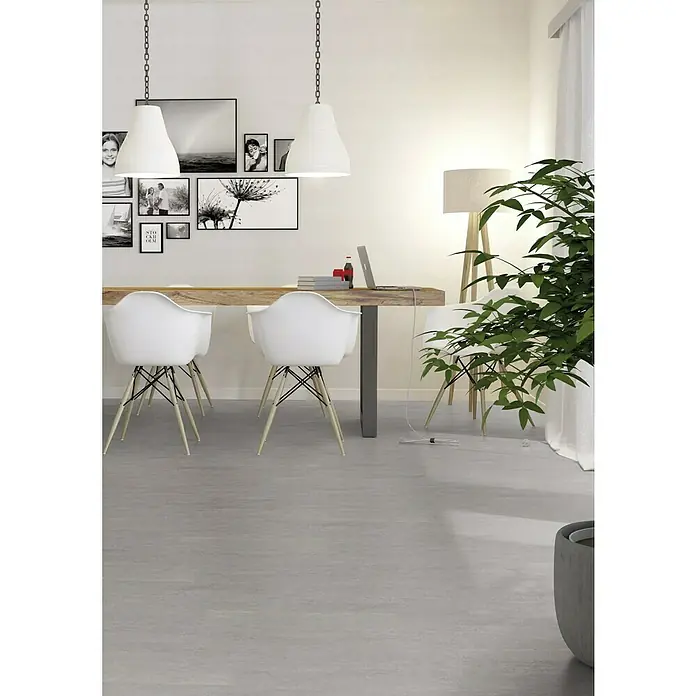 b!design Vinylboden SPC - Udine, Fliese, 609,6 x 304,8 x 3,8 mm - Helle Inneneinrichtung mit Fokus auf einem Holztisch und stilvollen, weißen Stühlen unter Pendelleuchten. Moderne und einladende Atmosphäre.