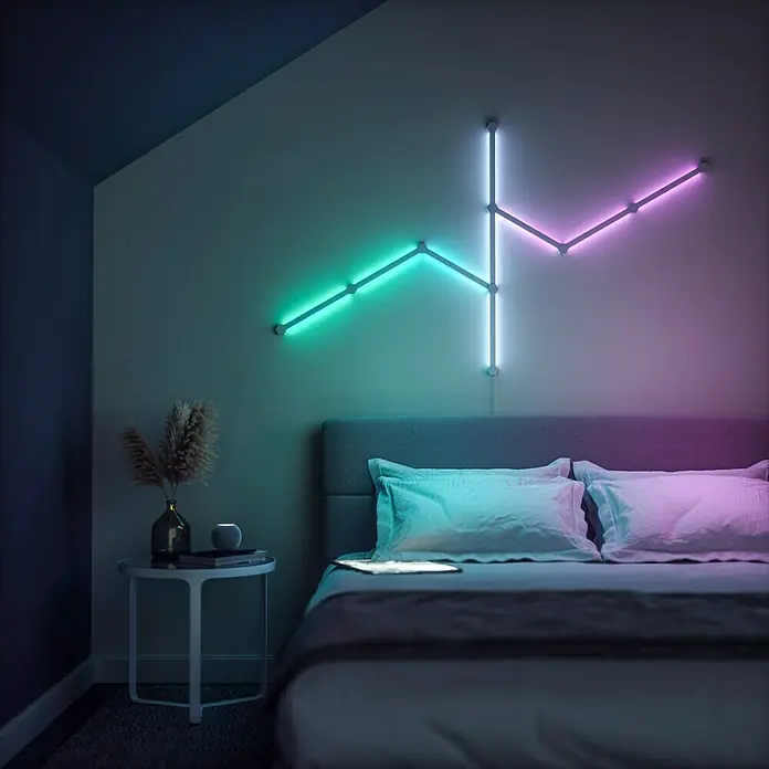 Nanoleaf Erweiterungskit Lines 60 Degrees 3 Lines - 3 Stk., Weiß, RGBW - Wandmontierte Nanoleaf Lines Lichtleisten in Grün und Lila über einem Bett mit Nachttisch für stimmungsvolle Beleuchtung.