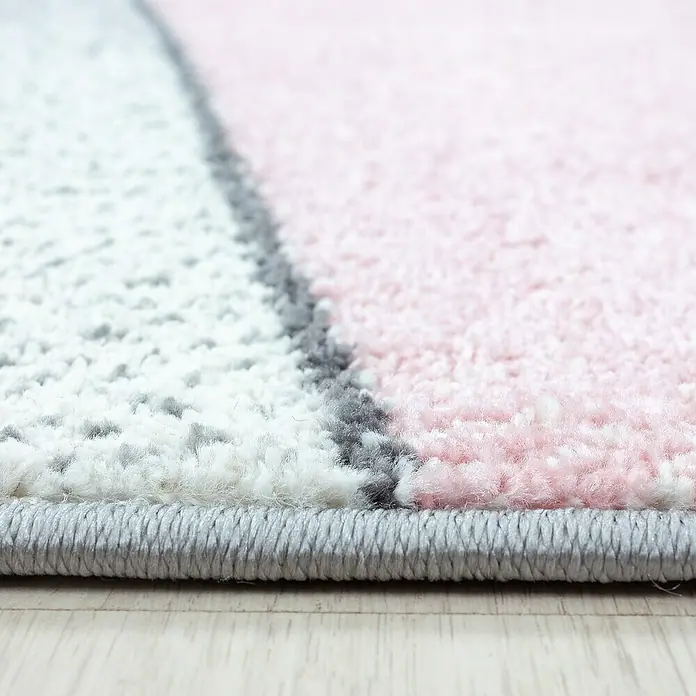 Kurzflorteppich Beta 1120Pink, 150 x 80 cm, 100 % Polypropylen - Nahaufnahme eines weichen, rosa-weiß-grauen Teppichs mit niedrigem Flor und sauberer, grauer Umrandung.