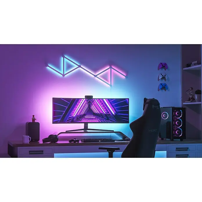 Nanoleaf Erweiterungskit Lines 60 Degrees 3 Lines - 3 Stk., Weiß, RGBW - Ein Gaming-Setup mit einem Monitor, der ein futuristisches Tunnelbild anzeigt, umgeben von Neonlichtern und einem Gaming-PC.