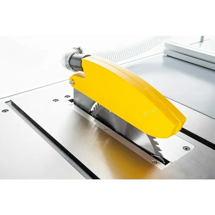 Holzmann Tischkreissäge TS200 - 1.500 W, Durchmesser Sägeblatt: 200 mm, Schnitttiefe bei 90 °: 60 mm - Nahaufnahme einer Tischsäge mit gelbem Schutzvorrichtung und Absaugstutzen, die Sicherheit und Funktionalität vereint.