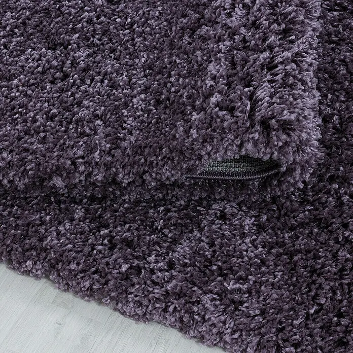 Hochflorteppich Sydney 3000Violett, 400 x 300 cm, 100% Polypropylen - Detailansicht eines flauschigen, lavendelfarbenen Teppichs. Ideal, um jedem Raum eine gemütliche und stilvolle Note zu verleihen.