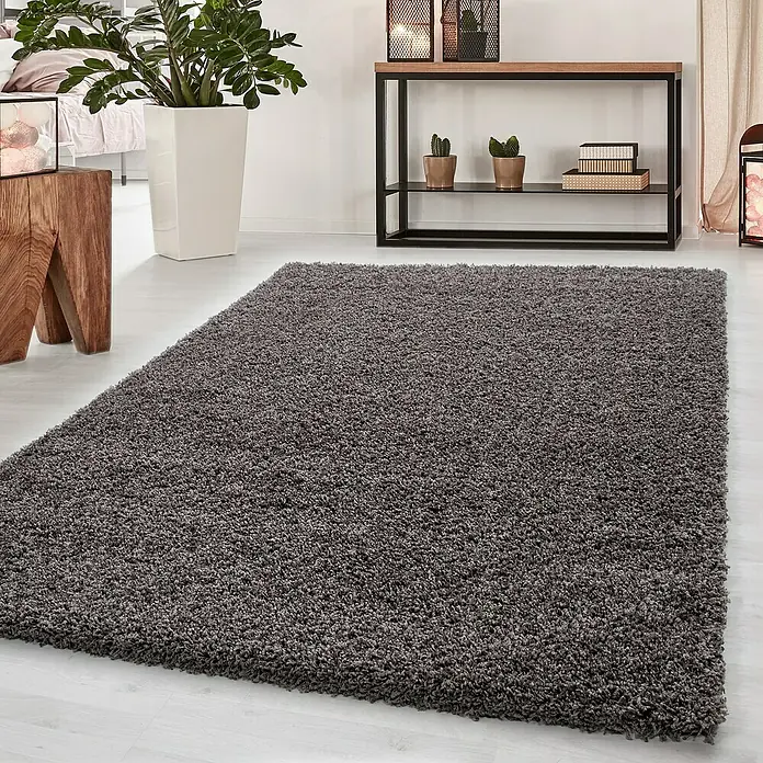 Hochflorteppich Dream 4000Taupe, 290 x 200 cm, 100 % Polypropylen - Nahaufnahme eines grauen, zotteligen Teppichs in einem hellen Raum, der Weichheit und Komfort betont. Ideal, um Wärme zu Hause zu bieten.