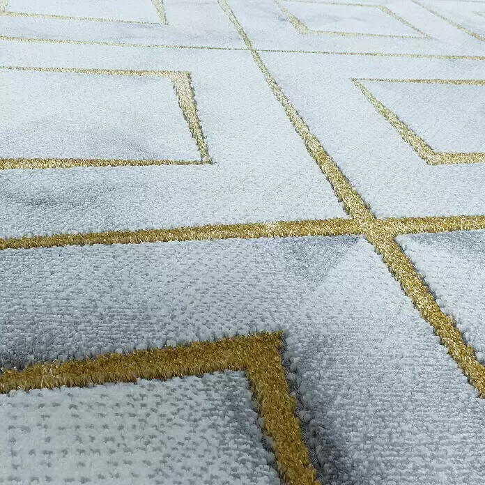 Kurzflorteppich Naxos 3811 - Gold, 200 x 140 cm, 80% Polypropylen, 20% Polyester - Nahaufnahme eines weichen, hellen Teppichs mit erhabenem goldenem Geometriemuster.