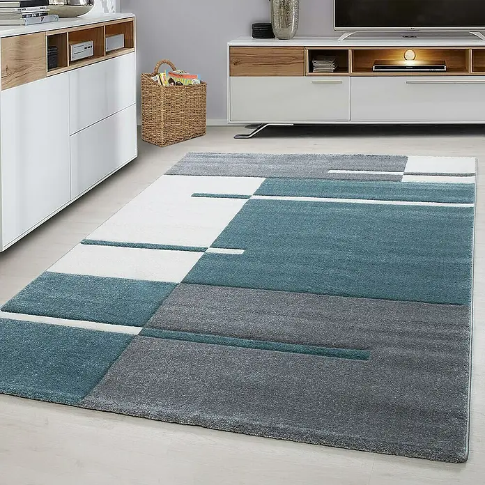 Kurzflorteppich Hawaii 1310 - Blau, 340 x 240 cm, 100 % Polypropylen - Moderner Teppich in Grau-, Weiß- und Blautönen mit geometrischem Muster. Der Teppich liegt in einem Wohnzimmer.