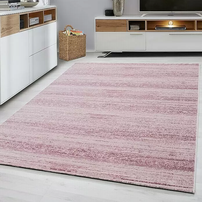 Kurzflorteppich Plus 8000 - Pink, 340 x 240 cm, 100 % Polypropylen - Großer, rechteckiger mauve-pinker Teppich mit zerkratztem horizontalem Streifenmuster auf hellem Holzboden in einem modernen Wohnzimmer.