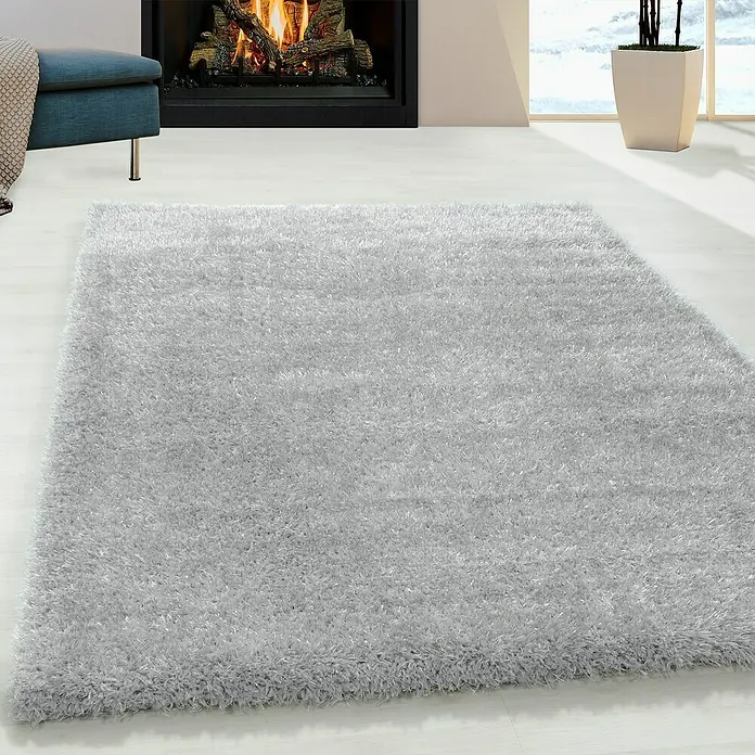 Hochflorteppich Brilliant 4200Silber, 230 x 160 cm, 100% Polyester - Nahaufnahme eines grauen Shaggy-Teppichs, der eine weiche und luxuriöse Textur zeigt und sich ideal für jeden Wohnraum eignet.
