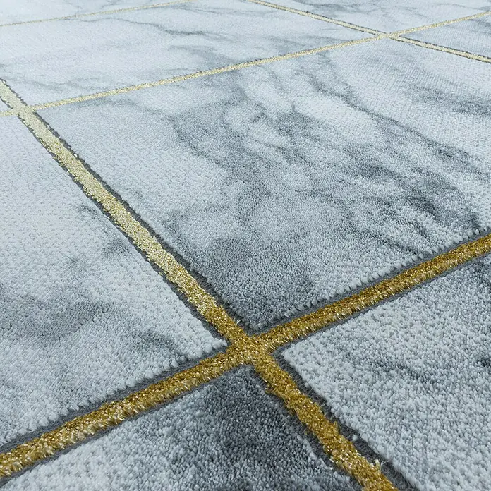 Kurzflorteppich Naxos 3816 - Gold, 200 x 140 cm, 80% Polypropylen, 20% Polyester - Nahaufnahme eines Teppichs mit Marmor-Optik und goldenen Akzenten, der ein elegantes und modernes Design zeigt.