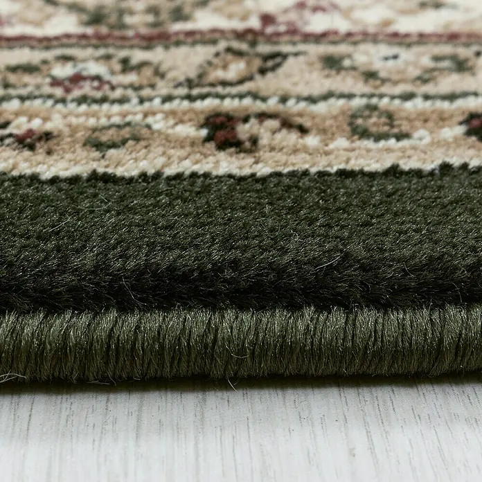 Kurzflorteppich Kashmir 2601 - Grün, 230 x 160 cm, 100 % Polypropylen - Nahaufnahme eines eleganten Teppichs mit floralem Muster und grüner Bordüre, ideal für eine stilvolle Raumgestaltung.