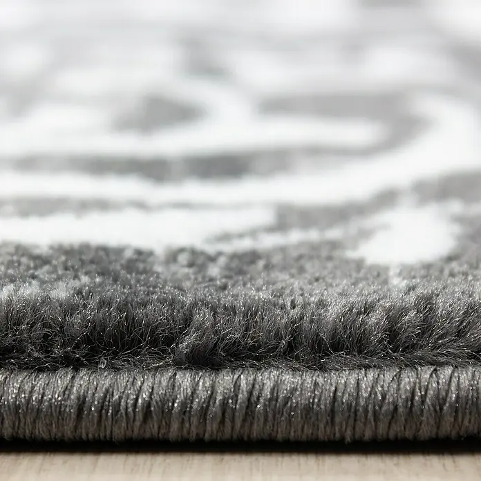 Kurzflorteppich Miami 6620Grau, 170 x 120 cm, 100% Polypropylen - Nahaufnahme eines grauen Teppichs, der die Textur und das Muster des Produkts hervorhebt, ideal für die Inneneinrichtung.